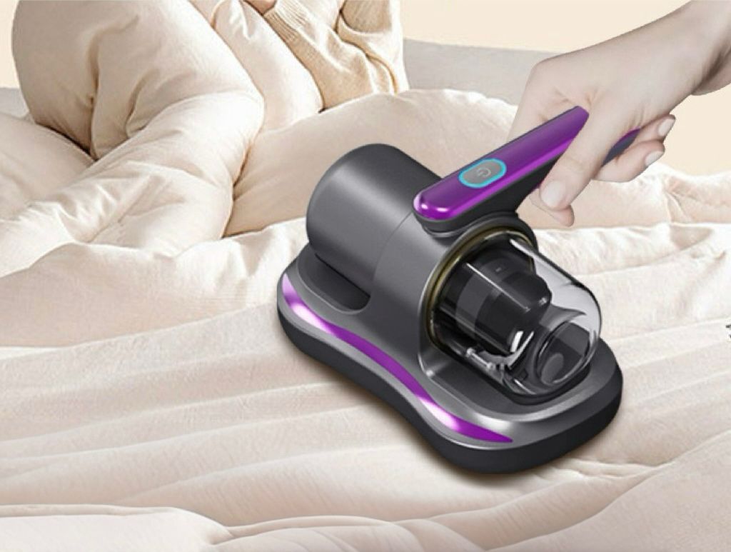 Aspiradora antiácaros limpiando un plumón sobre la cama